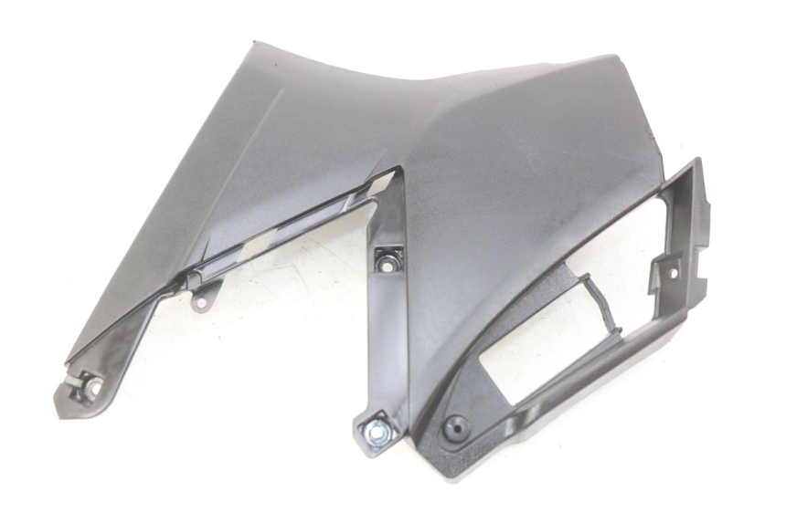 photo de TAPA DEBAJO DEL ASIENTO DERECHO APRILIA SXR 50 (2021 - 2023) - Primer plano técnico