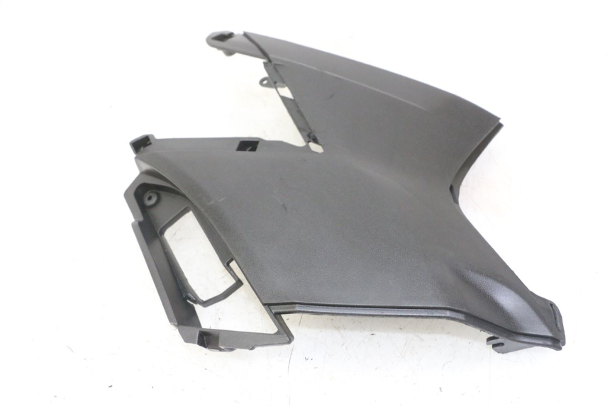 photo de TAPA DEBAJO DEL ASIENTO DERECHO APRILIA SXR 50 (2021 - 2023) - Primer plano técnico