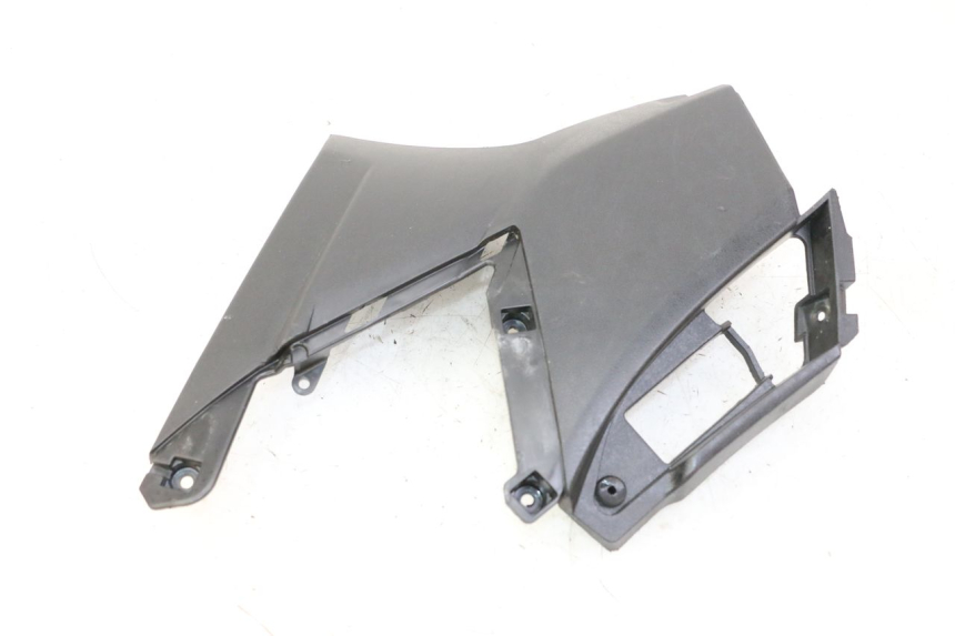 photo de TAPA DEBAJO DEL ASIENTO DERECHO APRILIA SXR 50 (2021 - 2023) - Primer plano técnico