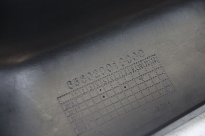 photo de TAPA BAJO ASIENTO DERECHO KSR TR SM 50 (2015 - 2018) - Vista general del producto