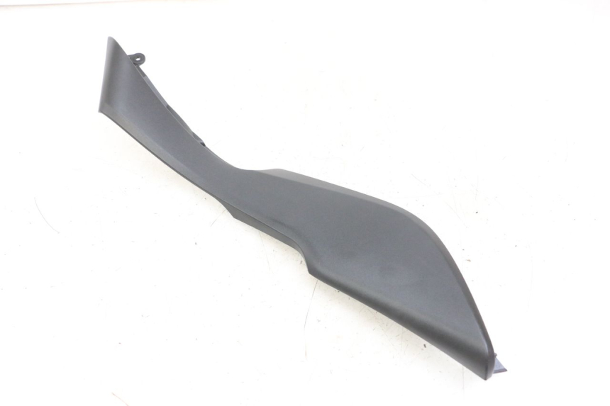 photo de TAPA BAJO EL ASIENTO DERECHO. KAWASAKI VERSYS ABS 650 (2015 - 2018) - Primer plano técnico