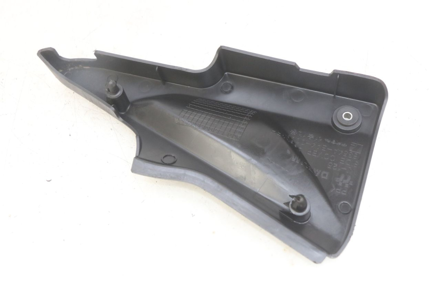 photo de TAPA BAJO EL ASIENTO DERECHO DAELIM VJ ROADWIN FI 125 (2008 - 2017) - Detalle de la pieza