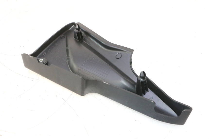 photo de TAPA BAJO ASIENTO DERECHO DAELIM VJ ROADWIN 125 (2004 - 2007) - Primer plano técnico