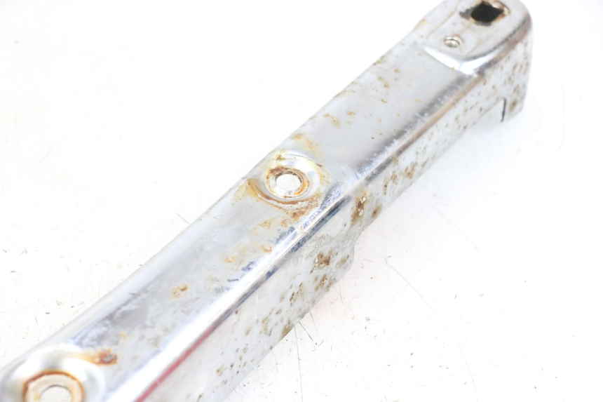 photo de TAPA DEBAJO DEL ASIENTO DERECHO DAELIM VL DAYSTAR 125 (2000 - 2011) - Detalles de los puntos de fijación