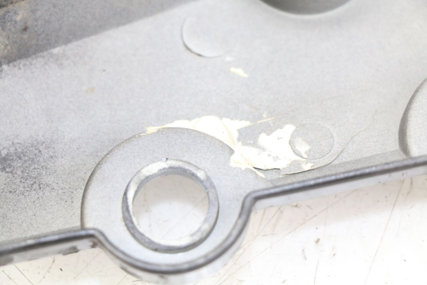 photo de TAPA BAJO EL ASIENTO DERECHO SYM WOLF SB 125 (2011 - 2018) - Detalle de la pieza