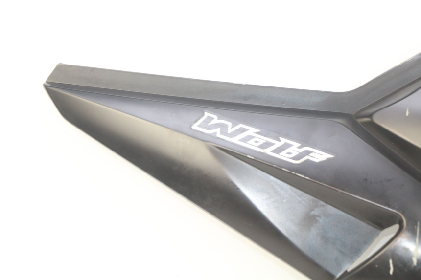 photo de TAPA BAJO EL ASIENTO DERECHO SYM WOLF SB 125 (2011 - 2018) - Otra vista del artículo