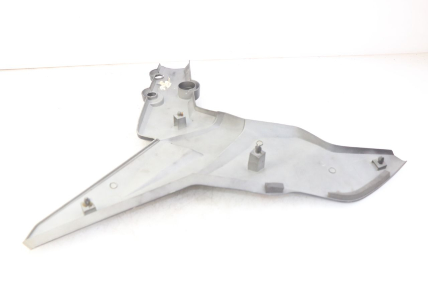 photo de TAPA BAJO EL ASIENTO DERECHO SYM WOLF SB 125 (2011 - 2018) - Zoom estado de uso