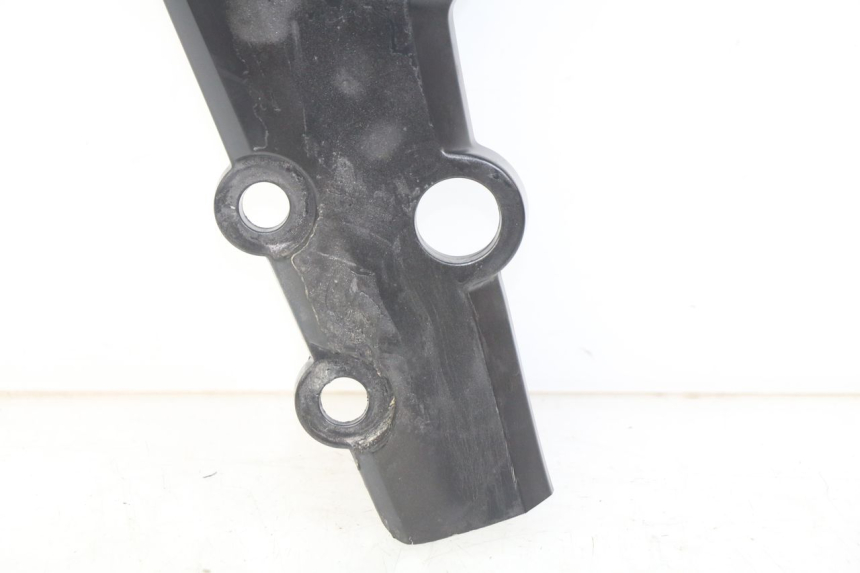 photo de TAPA BAJO EL ASIENTO DERECHO SYM WOLF SB 125 (2011 - 2018) - Marcados y referencias originales