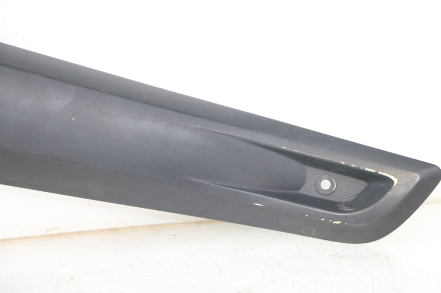photo de TAPA BAJO ASIENTO DERECHO YAMAHA X-MAX XMAX ABS 250 (2010 - 2012) - Características distintivas