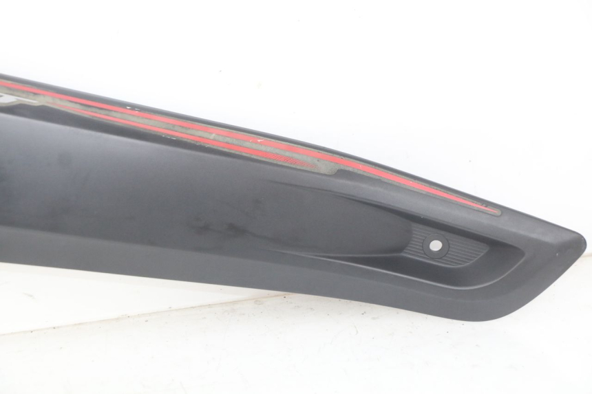 photo de TAPA BAJO EL ASIENTO DERECHO YAMAHA X-MAX XMAX 125 (2010 - 2013) - Características distintivas
