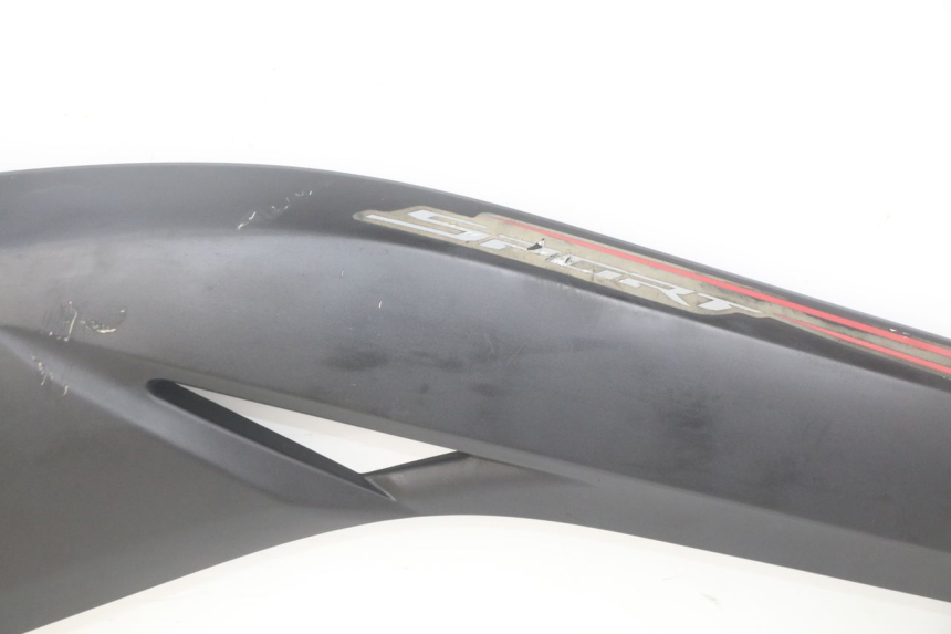 photo de TAPA BAJO EL ASIENTO DERECHO YAMAHA X-MAX XMAX 125 (2010 - 2013) - Zoom sobre los componentes