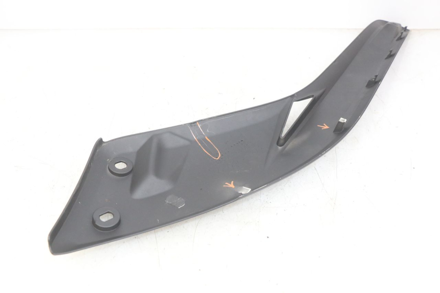 photo de TAPA BAJO EL ASIENTO DERECHO YAMAHA X-MAX XMAX 125 (2010 - 2013) - Zoom estado de uso