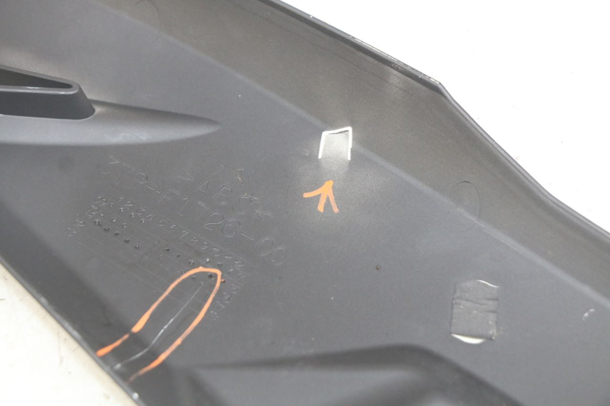 photo de TAPA BAJO EL ASIENTO DERECHO YAMAHA X-MAX XMAX 125 (2010 - 2013) - Primer plano técnico