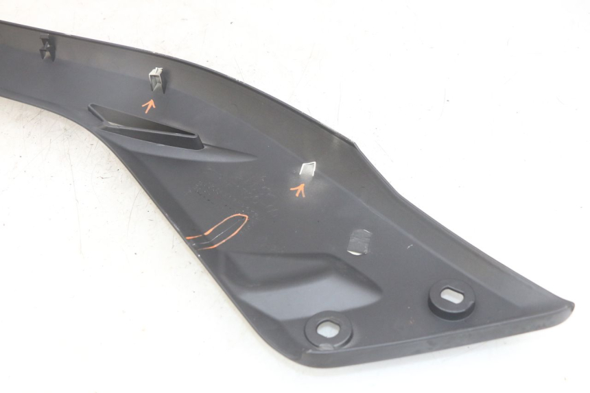 photo de TAPA BAJO EL ASIENTO DERECHO YAMAHA X-MAX XMAX 125 (2010 - 2013) - Detalles de los puntos de fijación