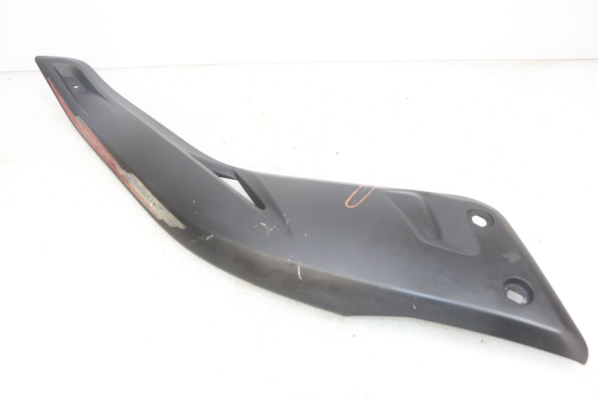 photo de TAPA BAJO EL ASIENTO DERECHO YAMAHA X-MAX XMAX 125 (2010 - 2013) - Marcados y referencias originales