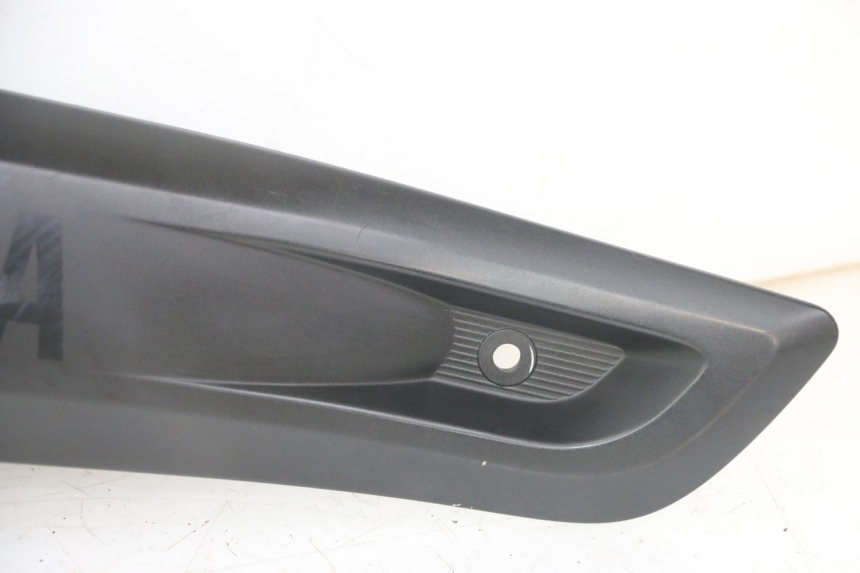 photo de TAPA BAJO EL ASIENTO DERECHO YAMAHA X-MAX XMAX 125 (2010 - 2013) - Primer plano técnico