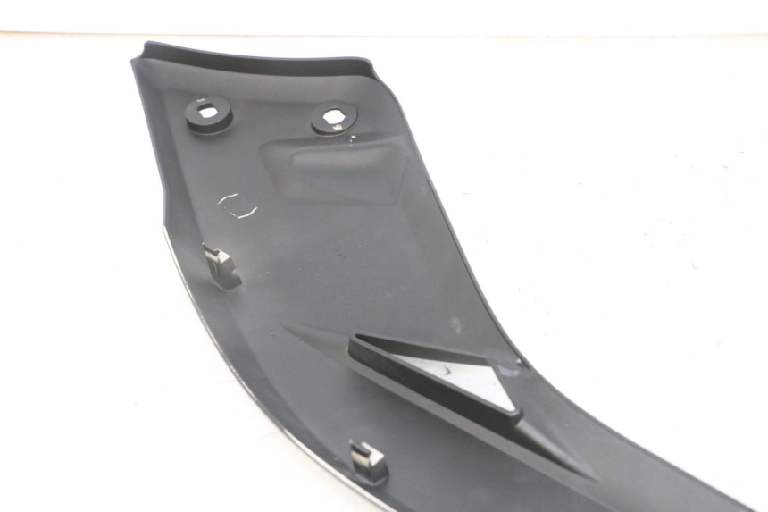 photo de TAPA BAJO EL ASIENTO DERECHO YAMAHA X-MAX XMAX 125 (2010 - 2013) - Marcados y referencias originales
