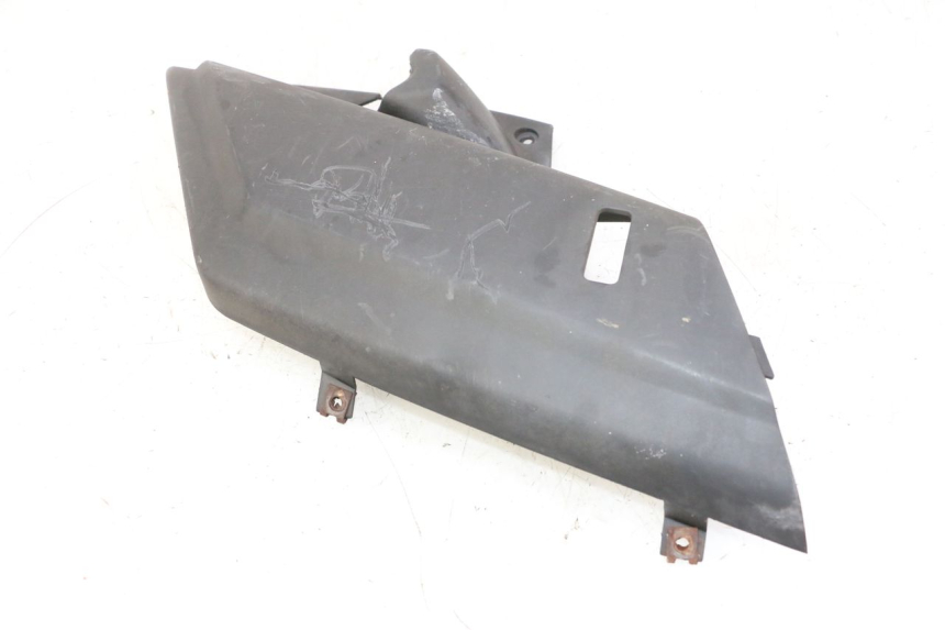 photo de TAPA BAJO EL ASIENTO DERECHO YAMAHA X-MAX XMAX 250 (2006 - 2009) - Primer plano técnico
