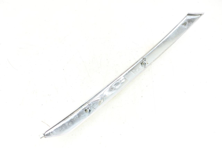 photo de TAPA DEBAJO DEL ASIENTO DERECHO PIAGGIO X8 125 (2004 - 2007) - Primer plano técnico