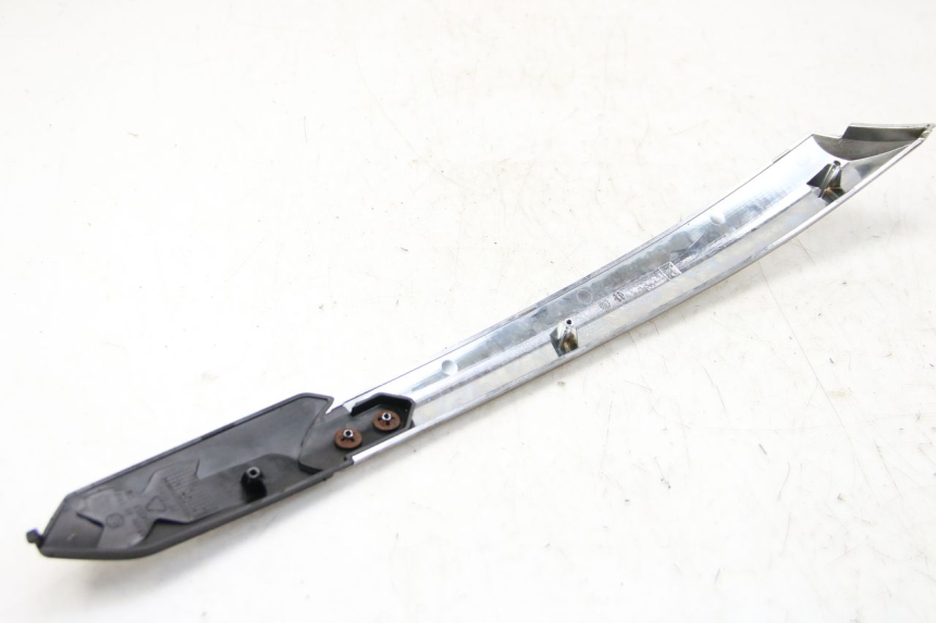 photo de TAPA BAJO EL ASIENTO DERECHO PIAGGIO XEVO - X EVO 125 (2007 - 2017) - Detalle de la pieza