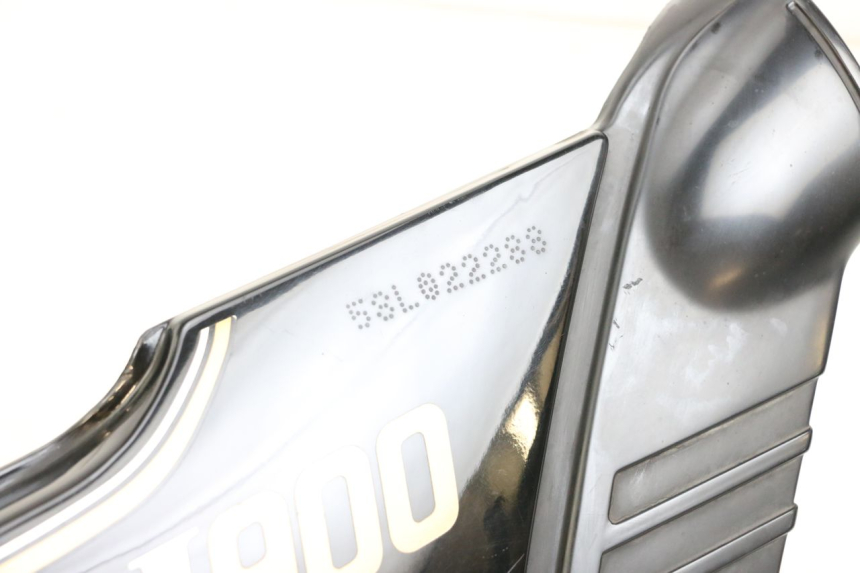 photo de TAPA BAJO ASIENTO DERECHO YAMAHA XJ F 900 (1983 - 1994) - Detalle de la pieza