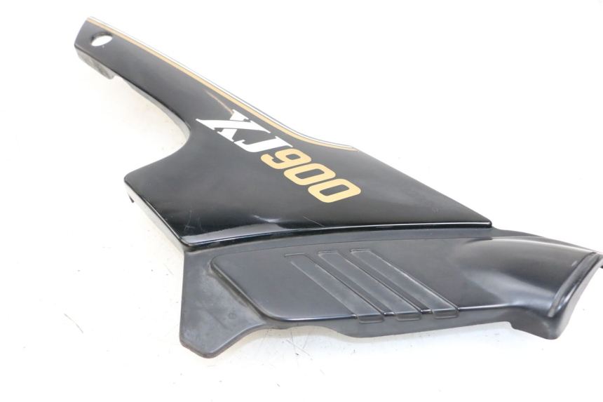 photo de TAPA BAJO ASIENTO DERECHO YAMAHA XJ F 900 (1983 - 1994) - Primer plano técnico
