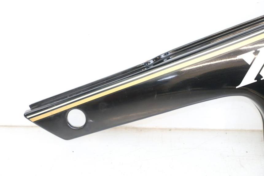 photo de TAPA BAJO ASIENTO DERECHO YAMAHA XJ F 900 (1983 - 1994) - Detalles de los puntos de fijación