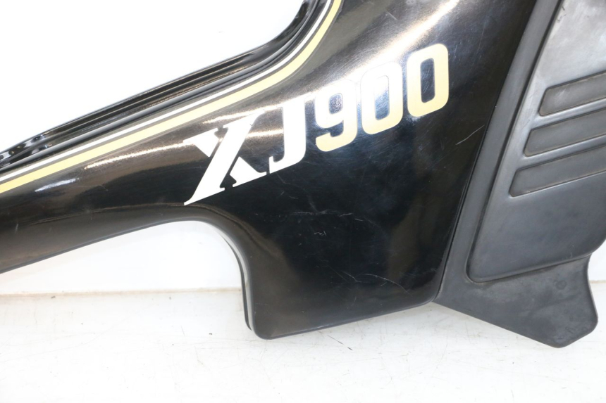 photo de TAPA BAJO ASIENTO DERECHO YAMAHA XJ F 900 (1983 - 1994) - Estado de la superficie y material