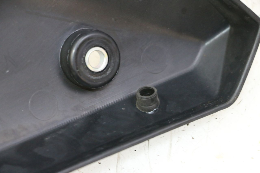 photo de TAPA BAJO ASIENTO DERECHO YAMAHA XJ6 ABS 600 (2008 - 2016) - Detalle de la pieza