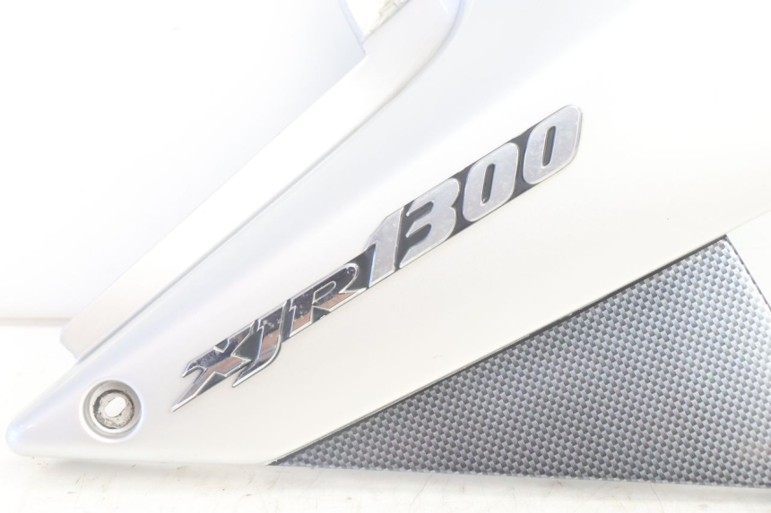 photo de TAPA BAJO ASIENTO DERECHO YAMAHA XJR 1300 (1998 - 2002) - Detalle de la pieza