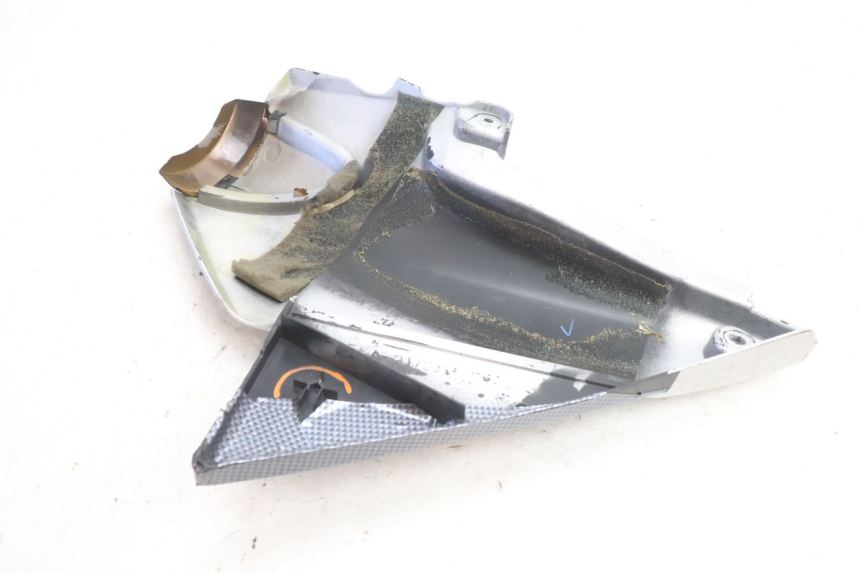 photo de TAPA BAJO ASIENTO DERECHO YAMAHA XJR 1300 (1998 - 2002) - Detalles de los puntos de fijación