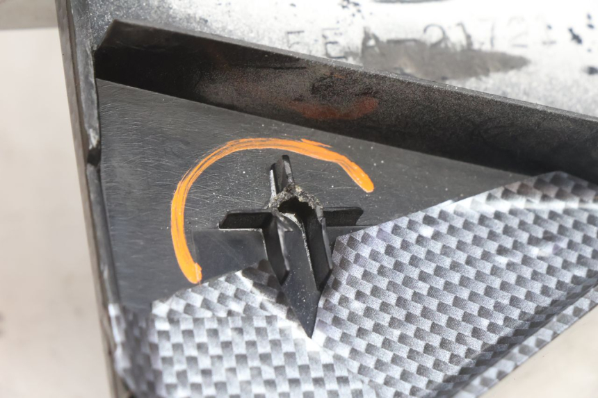 photo de TAPA BAJO ASIENTO DERECHO YAMAHA XJR 1300 (1998 - 2002) - Estado de la superficie y material