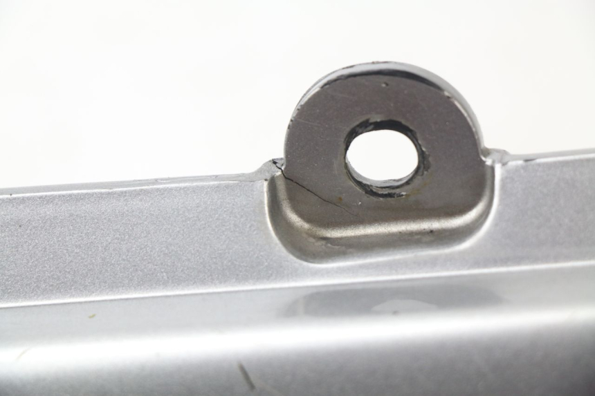 photo de TAPA BAJO ASIENTO DERECHO HONDA XLV TRANSALP 650 (2005 - 2007) - Primer plano técnico