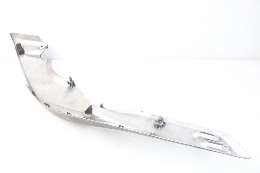 photo de TAPA BAJO EL ASIENTO DERECHO YAMAHA XP T-MAX TMAX ABS 500 (2004 - 2007) - Detalle de la pieza