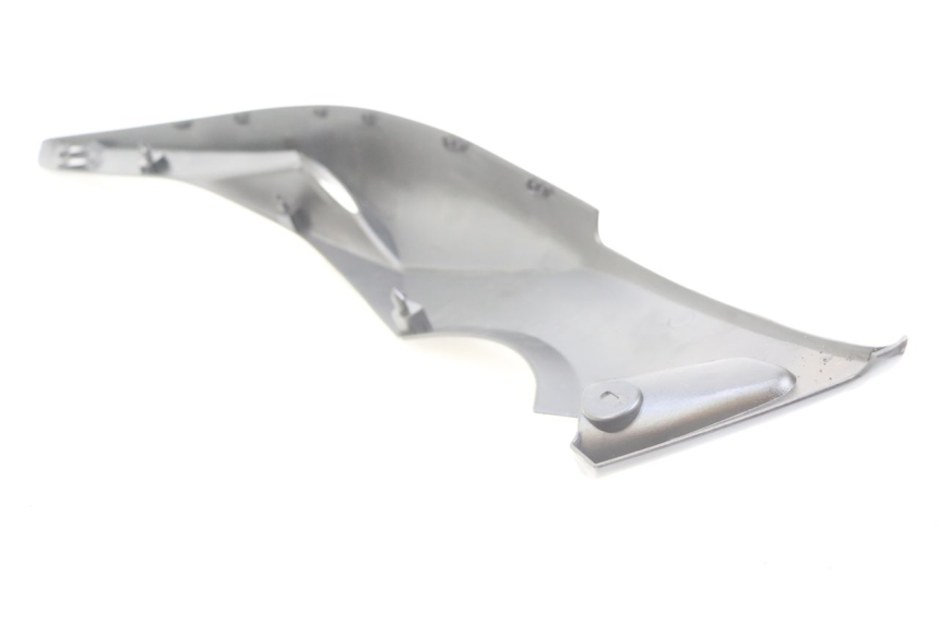 photo de TAPA BAJO EL ASIENTO DERECHO YAMAHA XP T-MAX TMAX ABS 500 (2004 - 2007) - Primer plano técnico