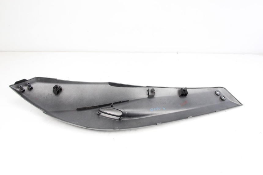 photo de TAPA BAJO ASIENTO DERECHO YAMAHA XP T-MAX TMAX 500 (2008 - 2012) - Primer plano técnico