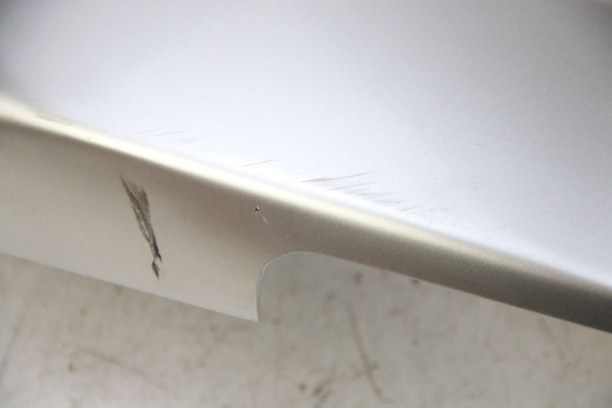 photo de TAPA BAJO ASIENTO DERECHO YAMAHA XP T-MAX TMAX 500 (2004 - 2007) - Zoom estado de uso