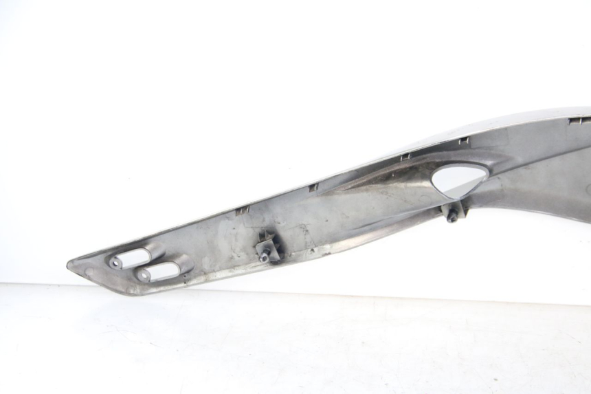 photo de TAPA BAJO ASIENTO DERECHO YAMAHA XP T-MAX TMAX 500 (2004 - 2007) - Detalles de los puntos de fijación