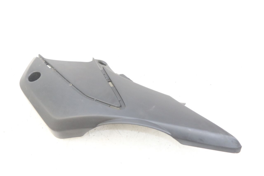 photo de TAPA BAJO EL ASIENTO DERECHO HONDA XR L 125 (2003 - 2007) - Primer plano técnico