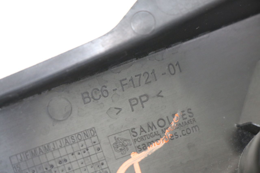 photo de TAPA BAJO ASIENTO DERECHO YAMAHA TRACER 7 700 (2020 - 2024) - Primer plano técnico