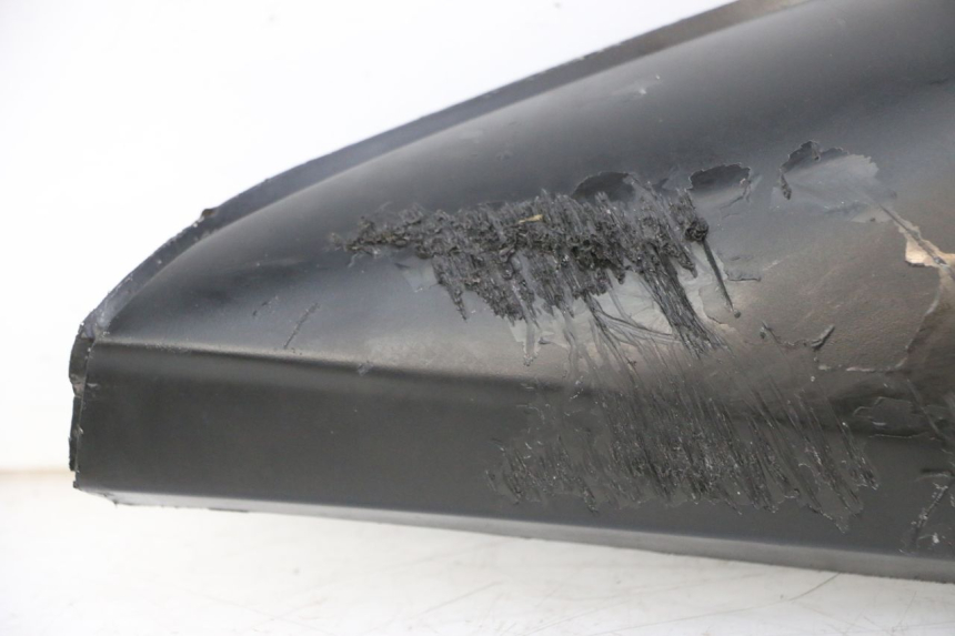 photo de TAPA BAJO ASIENTO DERECHO YAMAHA TZR 50 (2008 - 2016) - Características distintivas