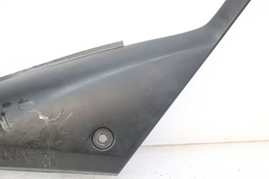 photo de TAPA BAJO ASIENTO DERECHO YAMAHA TZR 50 (2008 - 2016) - Marcados y referencias originales