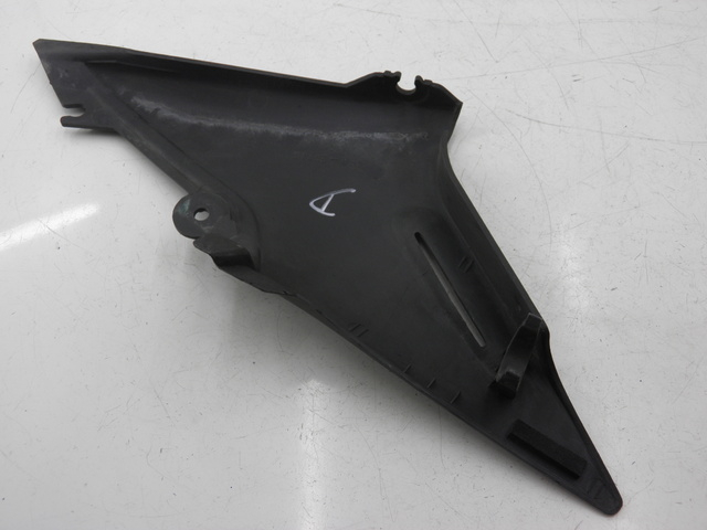 photo de TAPA BAJO ASIENTO DERECHO YAMAHA XJS DIVERSION 600 (1997 - 1999) - Detalle de la pieza