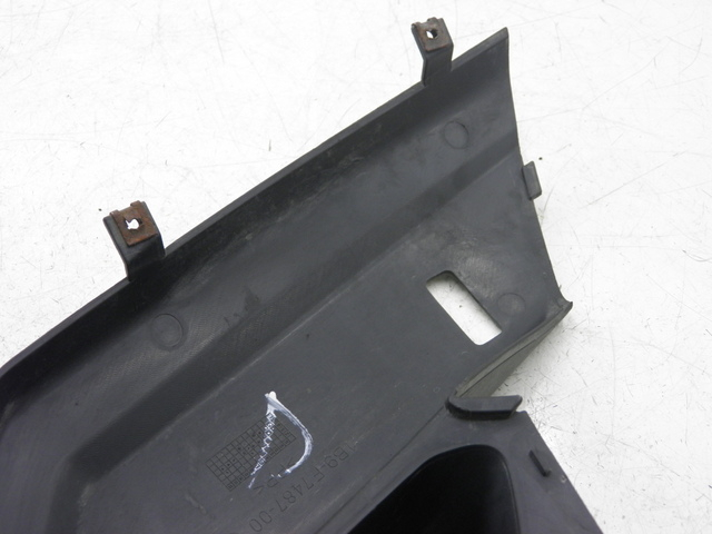 photo de TAPA BAJO ASIENTO DERECHO YAMAHA XMAX X-MAX 125 (2006 - 2009) - Primer plano técnico