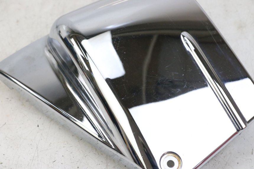 photo de TAPA BAJO ASIENTO DERECHO YAMAHA XVS DRAG STAR DRAGSTAR 650 (1997 - 2007) - Primer plano técnico