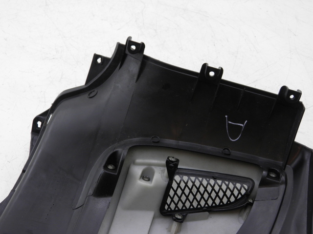 photo de TAPA BAJO ASIENTO DERECHO YAMASAKI YM50QT-N3 RETRO 50 (2012 - 2014) - Características distintivas