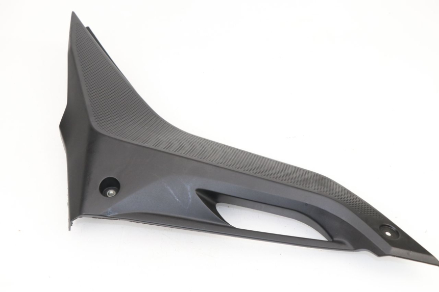 photo de TAPA BAJO ASIENTO DERECHO YAMAHA YZF R 125 (2008 - 2013) - Detalle de la pieza