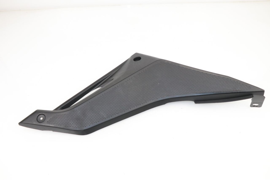 photo de TAPA BAJO ASIENTO DERECHO YAMAHA YZF R 125 (2008 - 2013) - Zoom estado de uso
