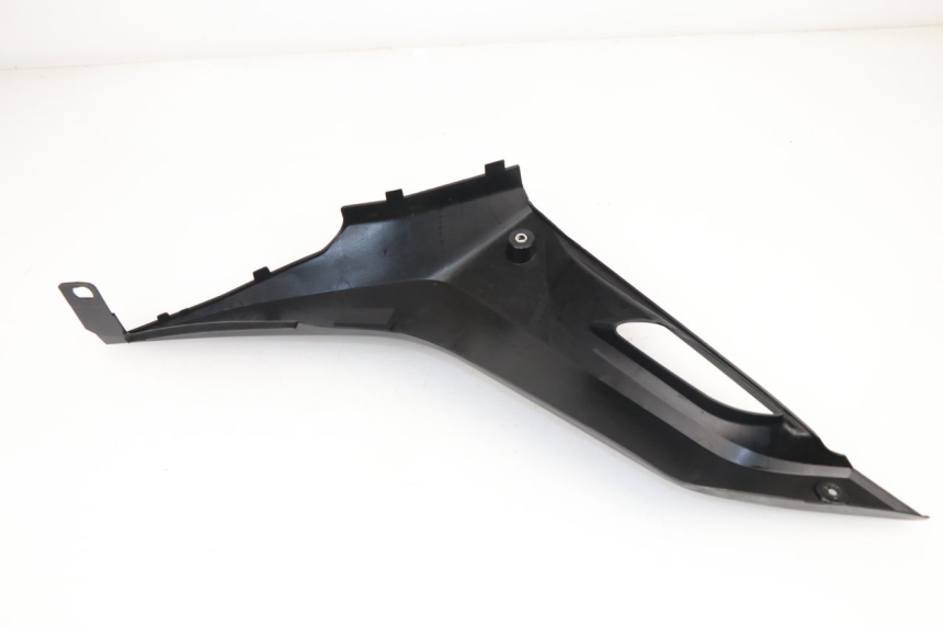 photo de TAPA BAJO ASIENTO DERECHO YAMAHA YZF R 125 (2008 - 2013) - Primer plano técnico