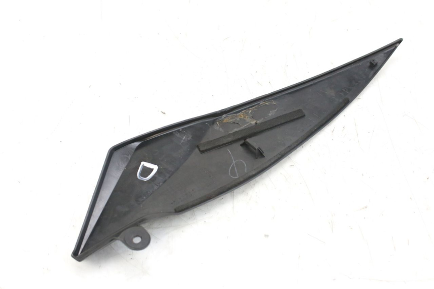 photo de TAPA BAJO EL ASIENTO DERECHO. YAMAHA YZF R1 1000 (2007 - 2008) - Otra perspectiva